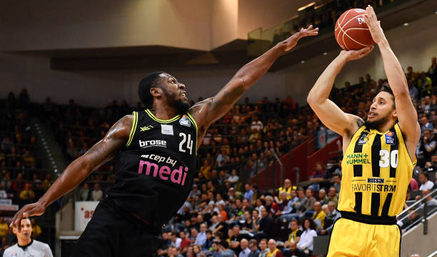 一方仅差2 一方仅差2